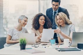 Bei einer Bewerbung ist der erste Eindruck meistens das beigelegte Bewerbungsfoto und das kann entscheiden sein.